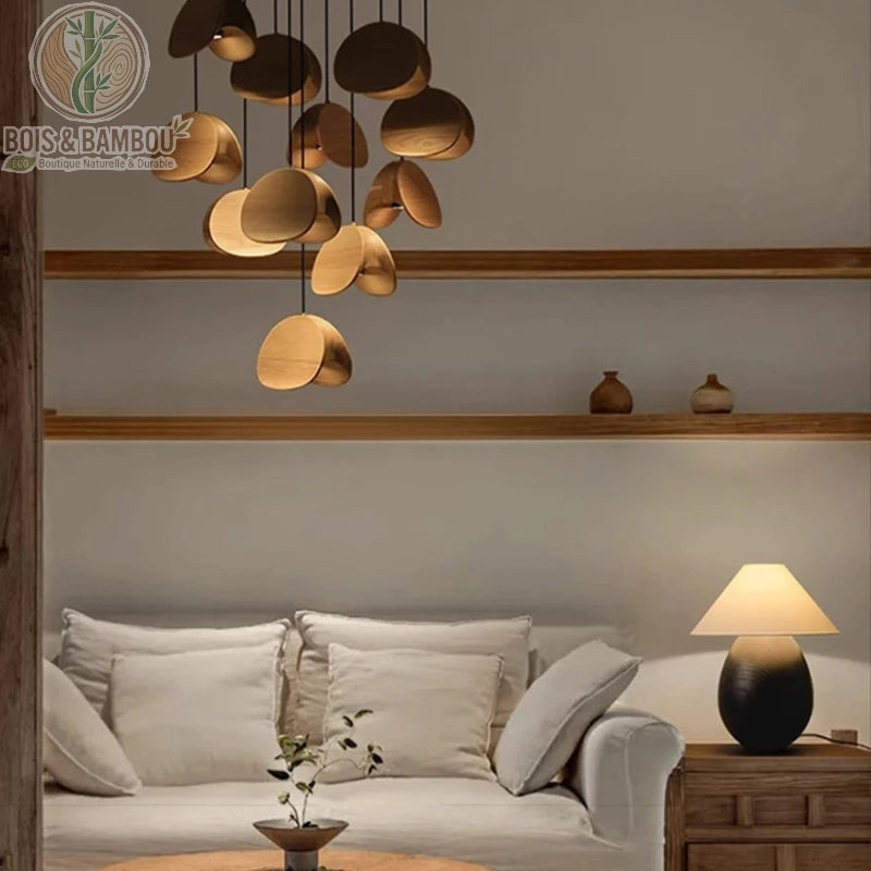 Lustre d'art en bois massif Spring Sprout , un luminaire design composé de multiples suspensions en forme de pétales de bois chaleureux, créant une ambiance artistique au-dessus d'un salon moderne.