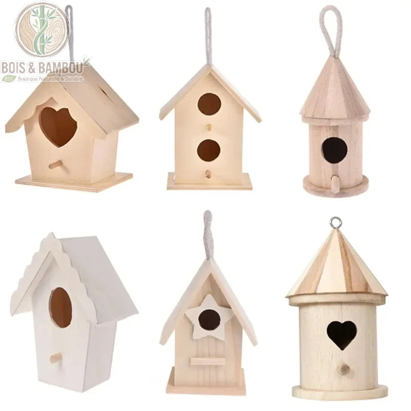Maison oiseaux en bois. Six modèles de nichoirs miniatures en bois clair avec diverses ouvertures (cœur, étoile, cercle) et formes de toits, conçus pour être suspendus au jardin.