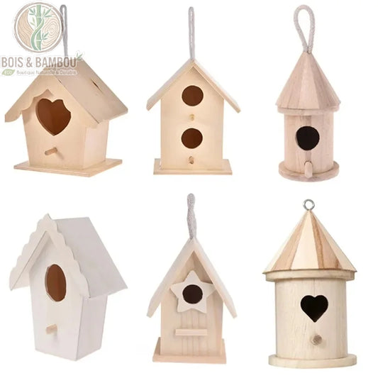 Maison oiseaux en bois. Six modèles de nichoirs miniatures en bois clair avec diverses ouvertures (cœur, étoile, cercle) et formes de toits, conçus pour être suspendus au jardin.