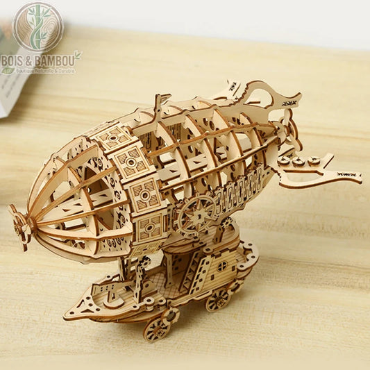 Maquette dirigeable en bois vue de profil, ballon nervuré