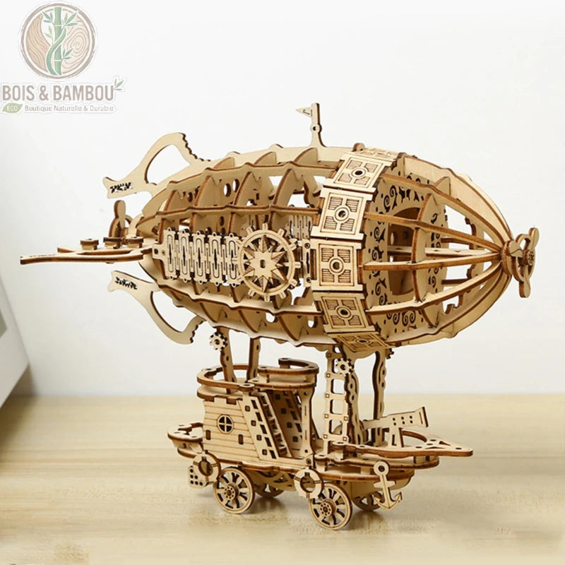 Maquette de vehicule en bois. Une maquette détaillée d'un dirigeable steampunk avec engrenages et nacelle, assemblée en bois découpé au laser et posée sur une surface claire.