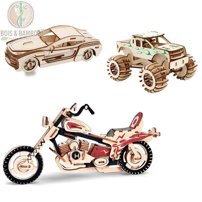 Maquette de véhicules motorisés en bois. Trois modèles miniatures à assembler en bois découpé : une voiture de sport, un monster truck avec des flammes vertes et une moto chopper.