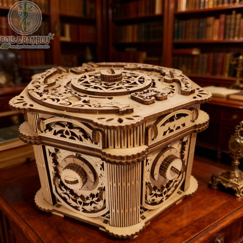 Maquette mécanique en bois. Un coffre-fort octogonal complexe avec cadrans rotatifs et gravures ornementales, assemblé en bois découpé, posé sur un bureau devant une bibliothèque.