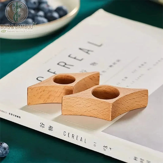 Porte-page de pouce en bois hêtre clair sur magazine