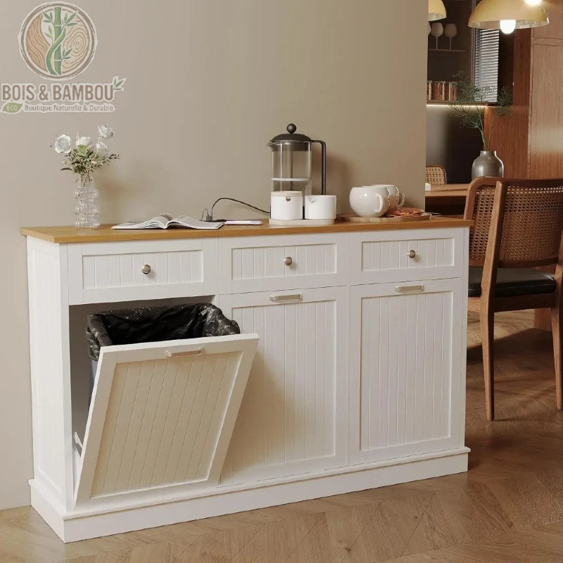 Meuble En Bois Massif Pour Tri Selectif. Buffet blanc élégant avec plateau en bois massif, doté de trois tiroirs et de trois compartiments basculants pour cacher les poubelles de tri avec style.
