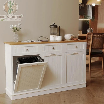 Meuble En Bois Massif Pour Tri Selectif. Buffet blanc élégant avec plateau en bois massif, doté de trois tiroirs et de trois compartiments basculants pour cacher les poubelles de tri avec style.