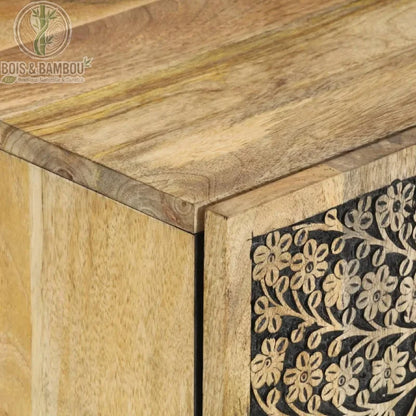 Meuble Sous Evier en Manguier details. Gros plan sur les finitions du meuble montrant le grain naturel du bois de manguier et la finesse des motifs floraux sculptés à la main.
