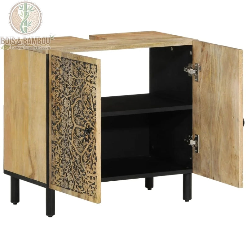 Meuble Sous Evier en Manguier modele sous evier. Meuble de salle de bain avec portes ouvertes, l'une sculptée de motifs floraux, révélant un intérieur noir et une découpe pour le siphon.