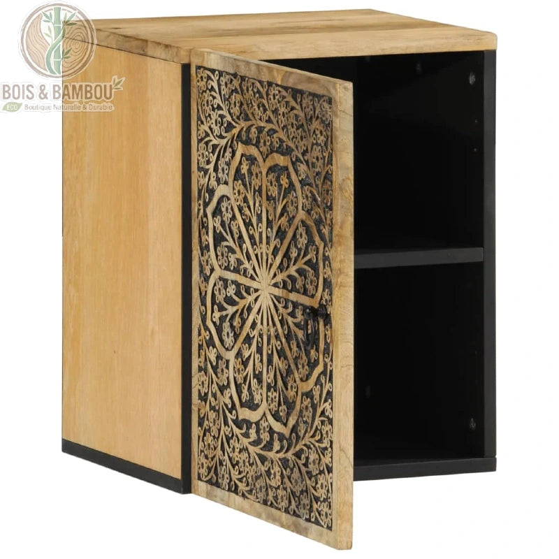 Meuble Sous Evier en Manguier modele suspendu. Meuble en bois clair avec porte sculptée d'un motif floral ouvert, révélant un intérieur noir à deux niveaux pour un rangement élégant.
