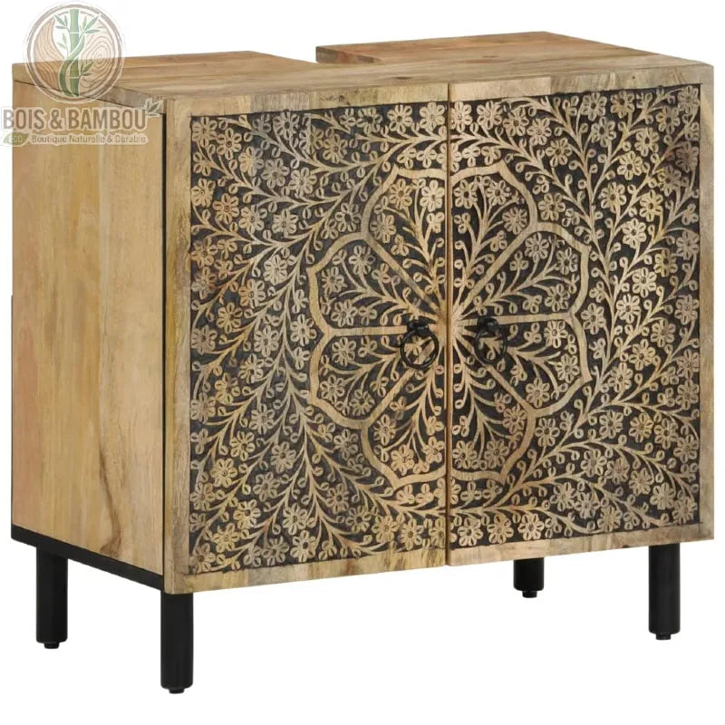 Meuble Sous Évier en Manguier : meuble élégant en bois massif avec façades sculptées de motifs floraux artisanaux. Comprend une découpe pour évier et des pieds en métal noir.