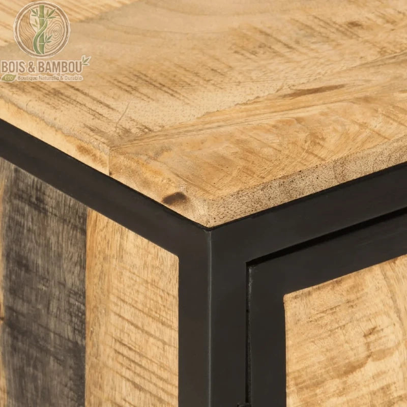 Meuble Sous evier en Manguier brute details. Gros plan sur l'angle d'un meuble montrant le grain brut et les nuances naturelles du bois de manguier serti dans un cadre en métal noir.