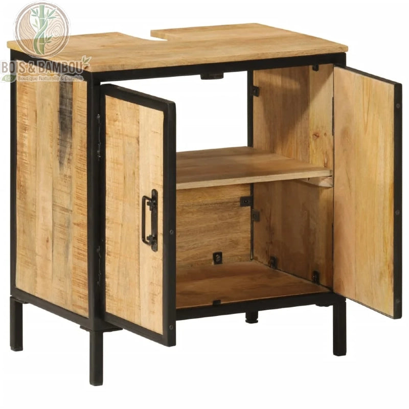 Meuble Sous evier en Manguier brute sous evier. Meuble industriel avec portes ouvertes révélant une étagère interne, une structure en métal noir et une découpe pour le siphon.