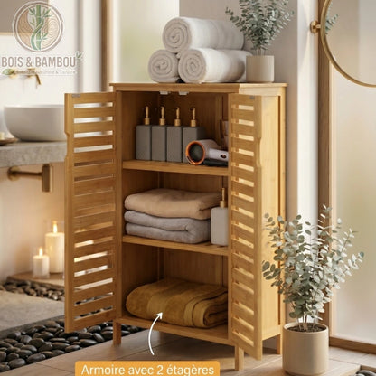 Meuble bas de salle de bain en bambou situation 4. Armoire en bambou ouverte révélant deux étagères garnies de serviettes, flacons et un sèche-cheveux, dans une ambiance de salle de bain naturelle.