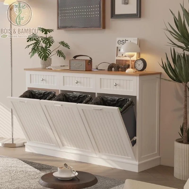Meuble de tri sélectif en bois : élégant buffet blanc avec plateau en bois naturel dissimulant trois bacs de recyclage basculants. Une solution design et discrète pour le tri.