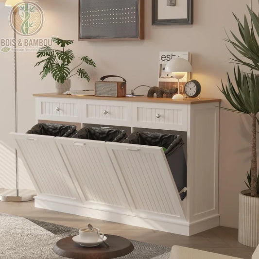 Meuble de tri sélectif en bois : élégant buffet blanc avec plateau en bois naturel dissimulant trois bacs de recyclage basculants. Une solution design et discrète pour le tri.