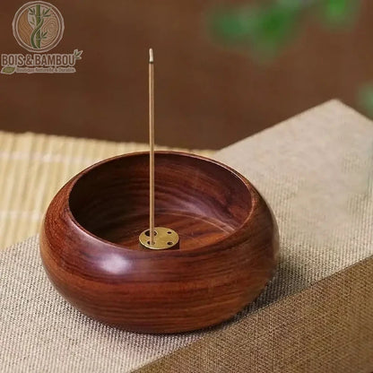 Mini Porte-Encens en Palissandre, un petit bol arrondi en bois de palissandre aux grains riches, contenant un support en laiton doré au centre pour maintenir un bâtonnet d'encens à la verticale.