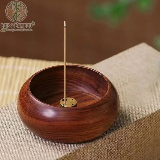 Mini Porte-Encens en Palissandre, un petit bol arrondi en bois de palissandre aux grains riches, contenant un support en laiton doré au centre pour maintenir un bâtonnet d'encens à la verticale.