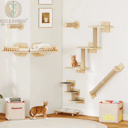Mur d'Escalade en Bois de Pin. Un aménagement mural complet pour chats comprenant des plateformes, des escaliers, des ponts suspendus et des griffoirs fixés sur des murs blancs.