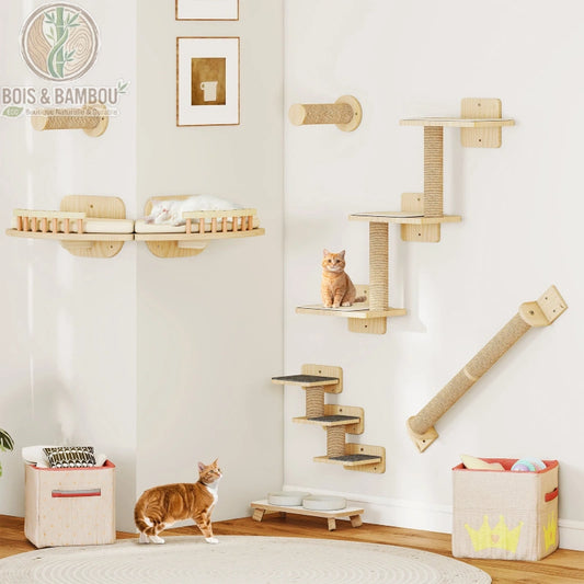 Mur d'Escalade en Bois de Pin. Un aménagement mural complet pour chats comprenant des plateformes, des escaliers, des ponts suspendus et des griffoirs fixés sur des murs blancs.