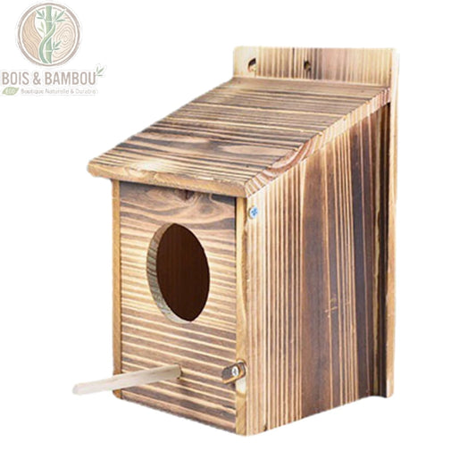 Nichoir à oiseaux en bois de pin brûlé, vue de face avec trou d'envol et perchoir sous l'ouverture