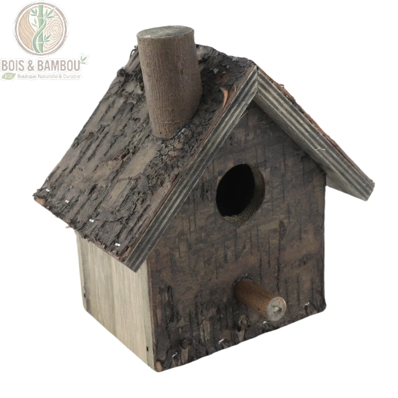 Nichoir à oiseaux suspendu en bois. Un petit nichoir rustique fabriqué en bois brut avec écorce, doté d'un toit à pignon, d'une petite cheminée décorative et d'un perchoir.