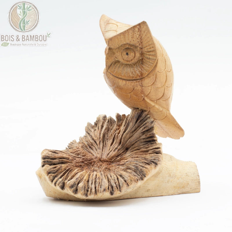Chouette en bois sculpté sur socle en bois flotté sur fond blanc