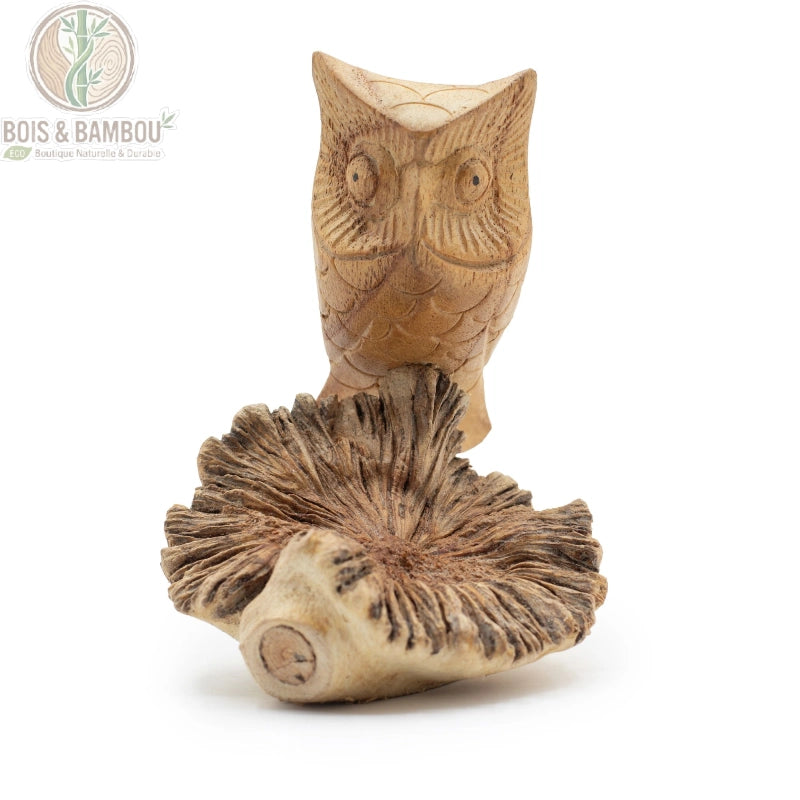 Chouette en bois sculpté de face, plumage gravé, vue rapprochée