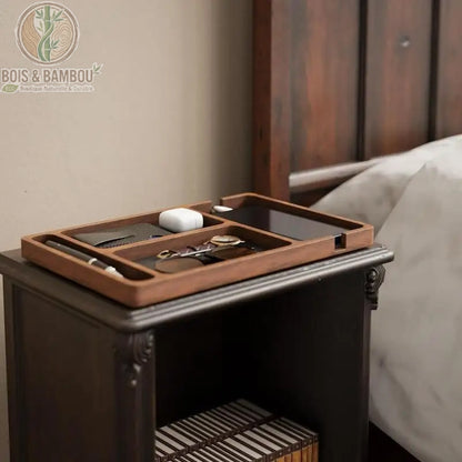 Organisateur de bureau bois massif noyer sur table de nuit ambiance chambre