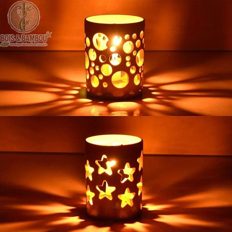 Organisateur multi-usage en bambou. Deux photophores en bambou ajourés de motifs ronds et d'étoiles, diffusant une lumière chaude et des ombres portées dans une ambiance tamisée.