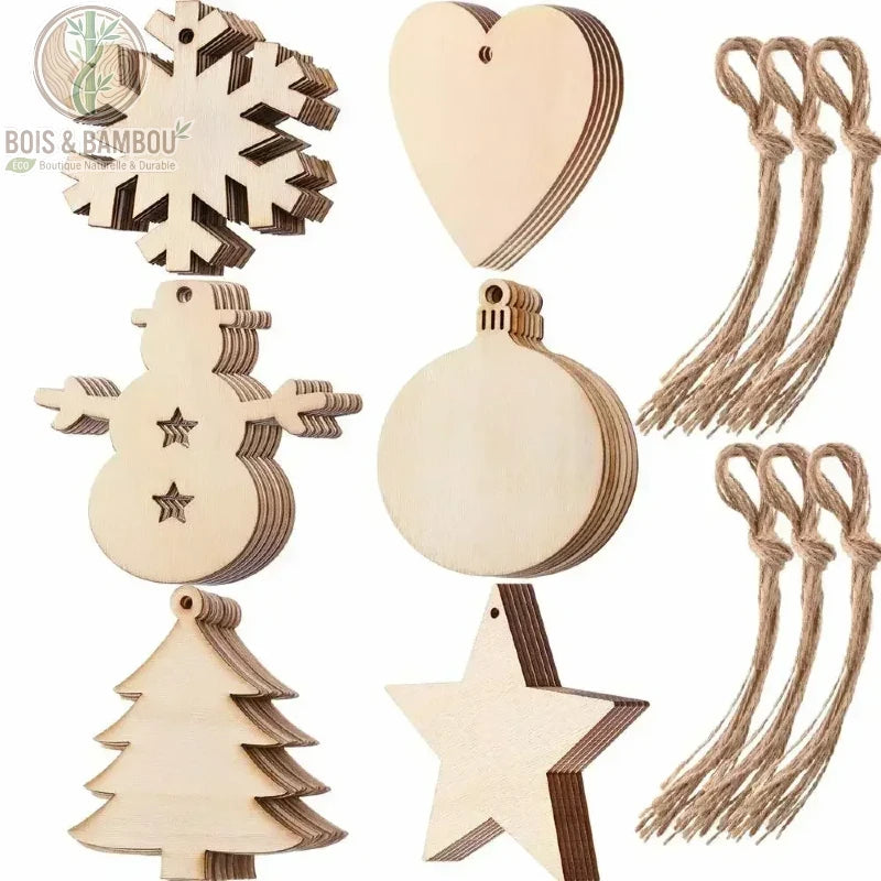 Ornements de Noël en Bois, un assortiment de décorations plates à suspendre, découpées dans du bois clair. L'ensemble comprend des formes de flocon, cœur, bonhomme de neige, boule de Noël, sapin et étoile, accompagnées de cordes en jute pour l'accrochage.