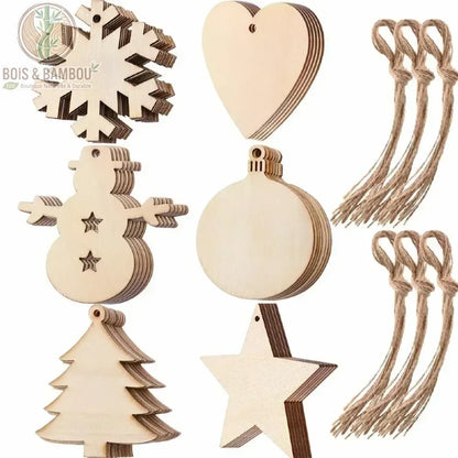 Ornements de Noël en Bois, un assortiment de décorations plates à suspendre, découpées dans du bois clair. L'ensemble comprend des formes de flocon, cœur, bonhomme de neige, boule de Noël, sapin et étoile, accompagnées de cordes en jute pour l'accrochage.