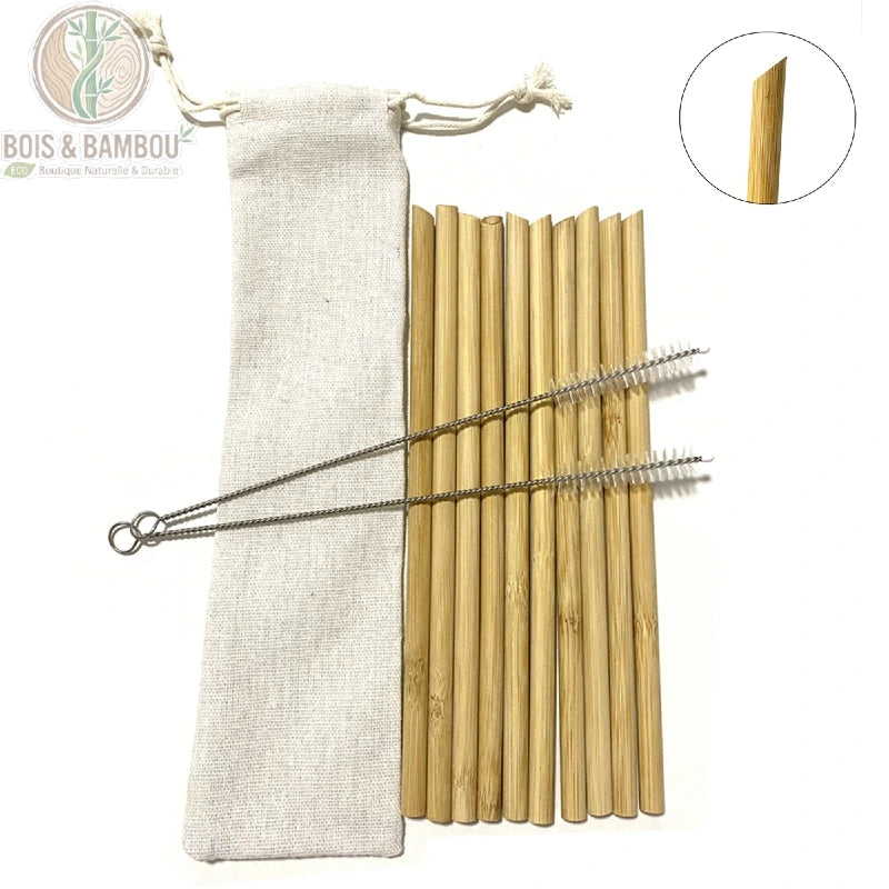 Pailles en Bambou Naturel Réutilisables Lot 10 Pailles Bambou Bio – version biseautée sac coton blanc, vue rapprochée des pailles et brosses sur table naturelle.