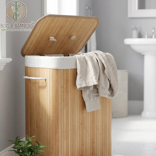 Panier a Linge Bambou Naturel avec Couvercle 72L details. Panier en lattes de bambou avec sac en tissu blanc amovible, couvercle ouvert laissant dépasser un vêtement dans une salle de bain claire.