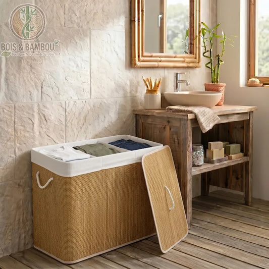 Panier à Linge Triple en Bambou avec trois compartiments de tri, couvercle ouvert et poignées en corde. Décor de salle de bain rustique avec meuble en bois, lavabo et miroir en bambou.