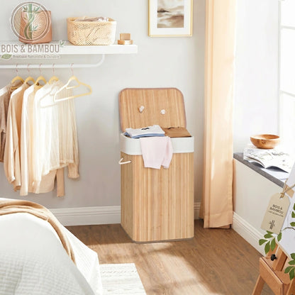 Panier à Linge en Bambou Claire rectangulaire avec couvercle ouvert, rempli de vêtements. Structure en lattes de bambou clair avec doublure en tissu blanc.