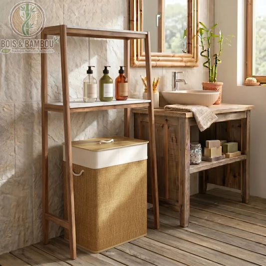 Panier à Linge en Bambou avec couvercle blanc, intégré sous une étagère en bois. Décor de salle de bain rustique avec flacons de savon, lavabo en pierre et miroir en bambou.
