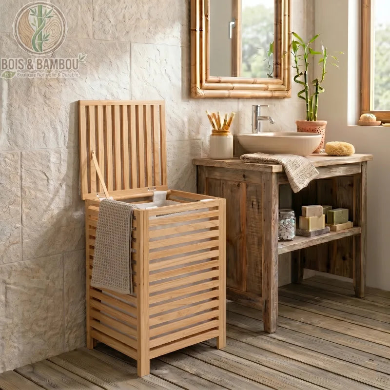 Panier à Linge en Noyer Massif ou Rotin avec couvercle ouvert et sac intérieur blanc. Design à lattes élégant dans une salle de bain naturelle avec mobilier en bois et mur de pierre.