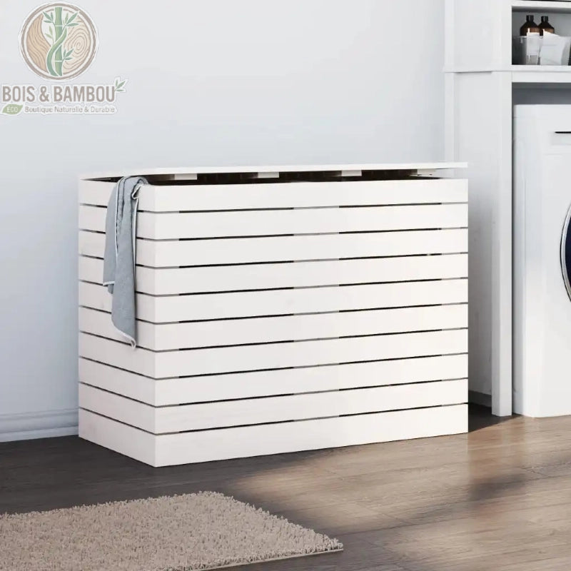 Panier a Linge en Pin Massif blanc 88,5 44 66 cm. Grand coffre à linge double en bois de pin blanc avec structure ajourée et large couvercle, idéal pour le tri du linge dans une buanderie moderne.