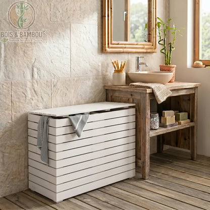 Panier à Linge en Pin Massif blanc au design horizontal à lattes. Grand coffre de rangement pour le linge sale dans une salle de bain rustique avec décorations naturelles et bois.