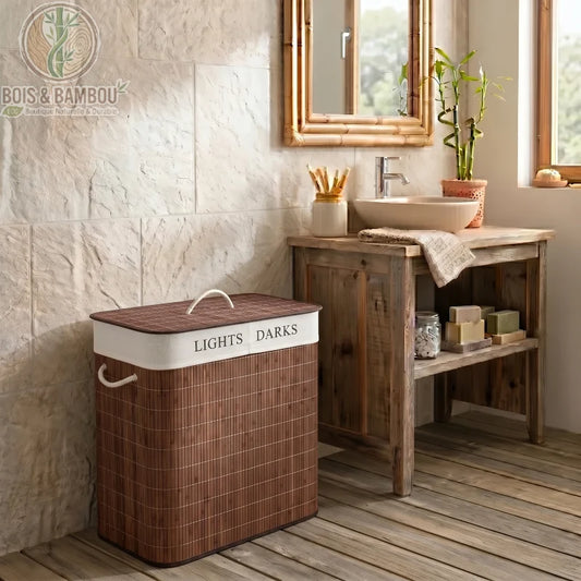 Panier à linge en bambou 100L marron foncé avec couvercle et deux compartiments "Lights" et "Darks". Design élégant dans une salle de bain rustique avec meuble en bois et miroir.