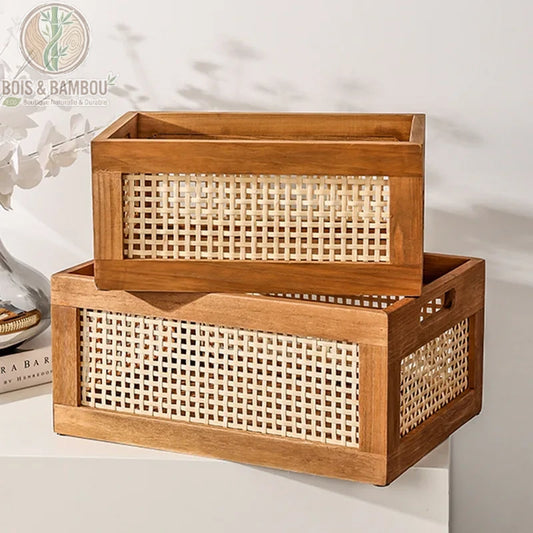 Panier de rangement rétro en bois et rotin. Deux caisses rectangulaires empilées en bois massif avec des parois en rotin tressé clair. Style vintage et naturel pour le rangement.