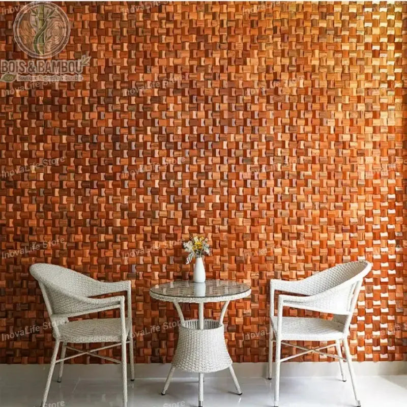 Panneau acoustique bois massif 3D coloris marron mur complet salon deux fauteuils blancs