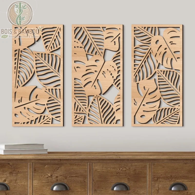 Panneau mural ajouré en bois avec motifs de feuilles tropicales (Monstera). Triptyque décoratif de fabrication artisanale au style naturel.