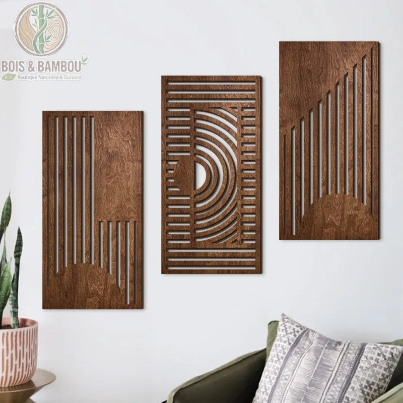 Triptyque panneau mural bois ajouré motif arcs géométriques brun foncé dans salon canapé vert