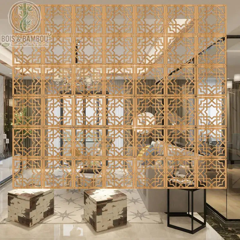 Panneaux de séparation suspendus en bois sculpté avec motifs géométriques. Fabrication artisanale pour un intérieur élégant.