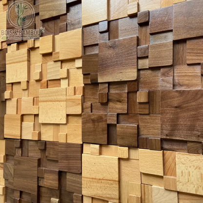Panneaux muraux acoustiques en bois massif avec assemblage de carrés en relief 3D. Fabrication artisanale aux nuances variées pour une isolation phonique esthétique et naturelle.