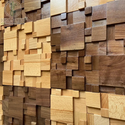 Panneaux muraux acoustiques en bois massif avec assemblage de carrés en relief 3D. Fabrication artisanale aux nuances variées pour une isolation phonique esthétique et naturelle.