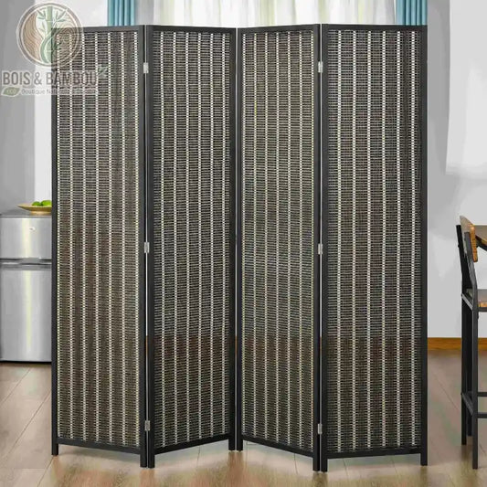 Paravent intérieur composé de quatre panneaux articulés en bambou noir, offrant un contraste élégant entre le cadre sombre et le tressage texturé. Ce séparateur de pièce au design moderne et sophistiqué permet de structurer vos espaces avec style tout en préservant une certaine luminosité.