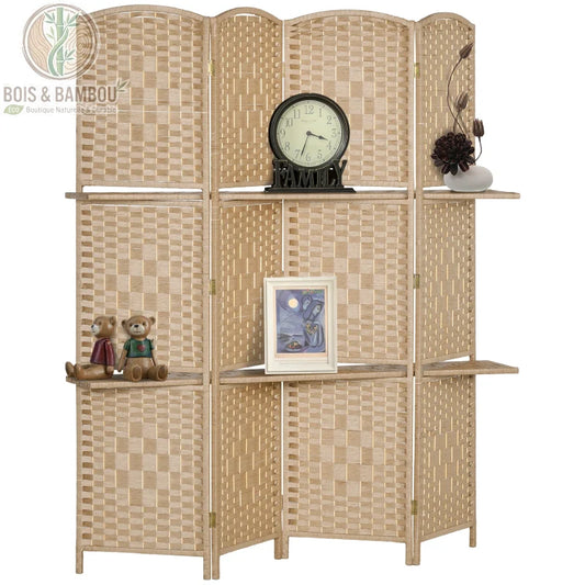 Paravent avec Étagères, une cloison de séparation polyvalente à quatre panneaux tressés en corde de papier naturelle. Ce modèle ingénieux intègre des étagères horizontales permettant d'exposer des objets de décoration.