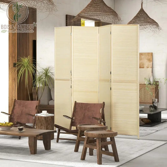 Paravent intérieur composé de quatre panneaux en bambou naturel tressé, offrant une séparation de pièce à la fois légère et élégante.